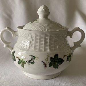 EUC Vintage Marlborough Old English Ironstone Lidded Sugar Bowl Concord RARE